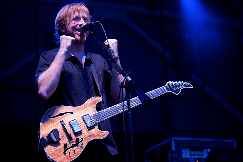 Trey congratulates Chicago on their Stanley Cup victory. Photo by Jesse Lirola © Phish 2010.