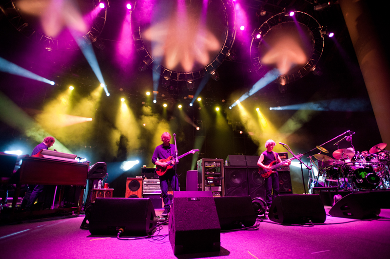 Noblesville Light. Photo by Dave Vann © Phish 2010